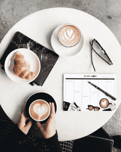 Estudiando con un café y un pilot 